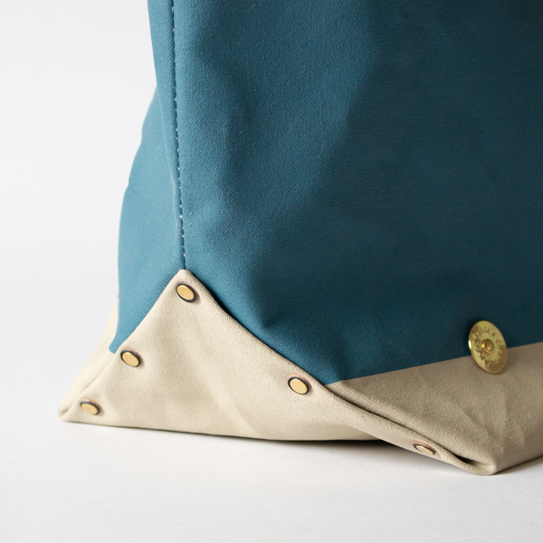 底マチ部分にも真鍮パーツを使用(GREISH BLUE x CELADON) 底マチ部分にも真鍮パーツを使用(GREISH BLUE x CELADON)