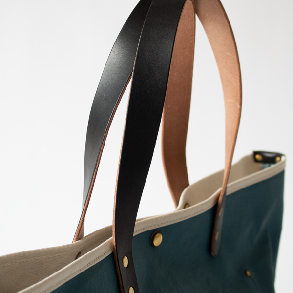 GREISH BLUE x CELADONのハンドルにはブラックのレザーハンドルを合わせました GREISH BLUE x CELADONのハンドルにはブラックのレザーハンドルを合わせました