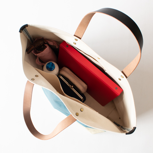 B4サイズも入れられる広々としたバッグ(GREISH BLUE x CELADON) B4サイズも入れられる広々としたバッグ(GREISH BLUE x CELADON)