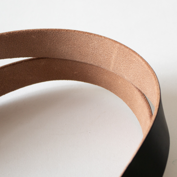 経年変化が美しく、革らしい自然な風合いを楽しめます(GREISH BLUE x CELADON) 経年変化が美しく、革らしい自然な風合いを楽しめます(GREISH BLUE x CELADON)