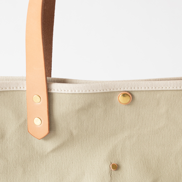 CELADON x GREISH GREENのハンドルには、ナチュラルカラーのハンドルを合わせました。 CELADON x GREISH GREENのハンドルには、ナチュラルカラーのハンドルを合わせました。