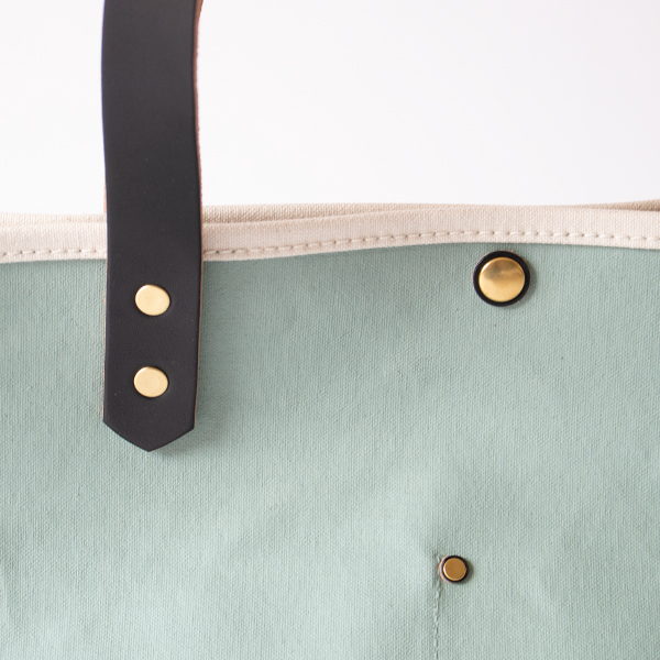 バッグの口はスナップボタンで留められます(PALE BLUE x WHITE) バッグの口はスナップボタンで留められます(PALE BLUE x WHITE)