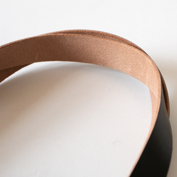 経年変化が美しく、革らしい自然な風合いを楽しめます(PALE BLUE x WHITE) 経年変化が美しく、革らしい自然な風合いを楽しめます(PALE BLUE x WHITE)