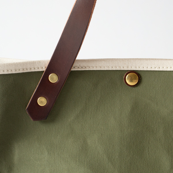 金具パーツはヴィンテージの風合いが感じられる真鍮製(GREISH GREEN x SAKURA)