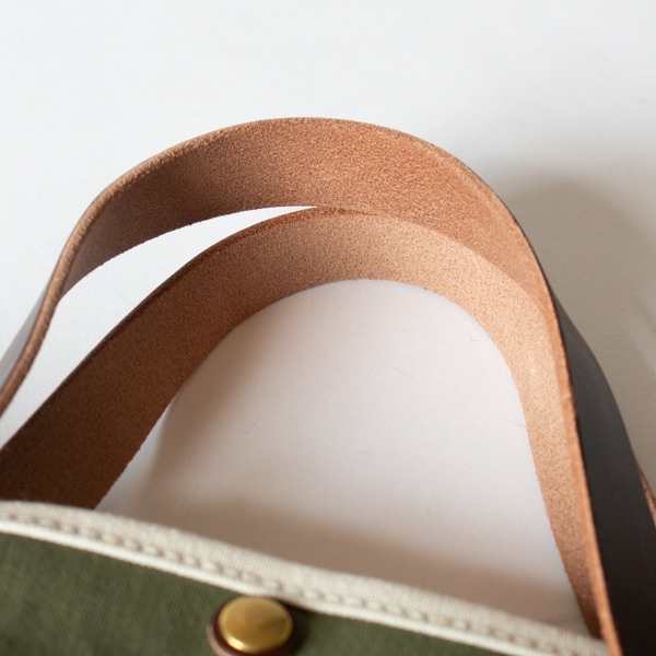 経年変化が美しく、革らしい自然な風合いを楽しめます(GREISH GREEN x SAKURA)