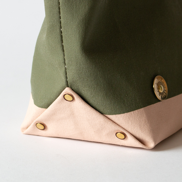 底マチ部分にも真鍮パーツを使用(GREISH GREEN x SAKURA)