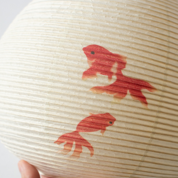 涼しげに泳ぐ金魚