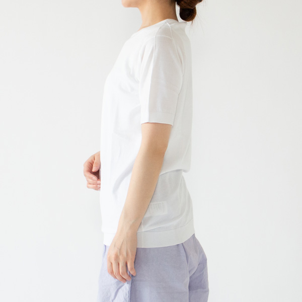 きめ細やかな生地がニットであることを忘れさせてしまうほど快適な着心地です。