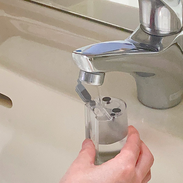 容量90mlのタンクに水を入れてセット