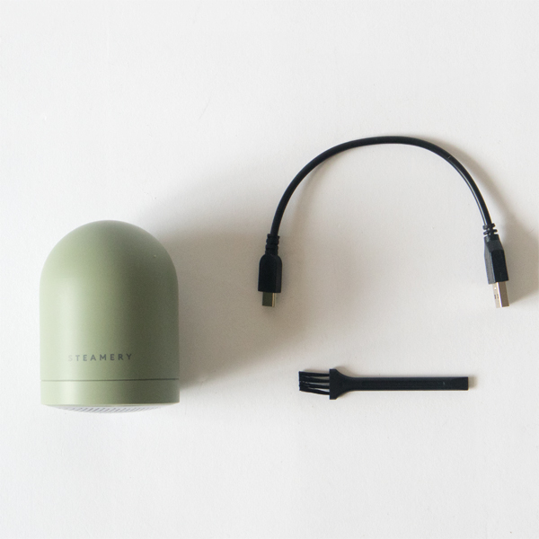 本体他、充電ケーブル、クリーニングブラシが付属