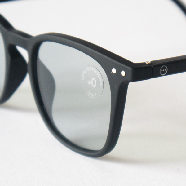 格好良く着けられるスクエアシェイプタイプ(BLACK)