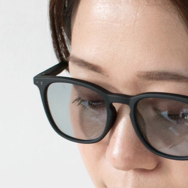 濃いレンズカラーに抵抗がある方にも、使いやすいサングラス(BLACK)