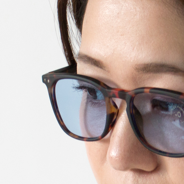 濃いレンズカラーに抵抗がある方にも、使いやすいサングラス(TORTOISE)