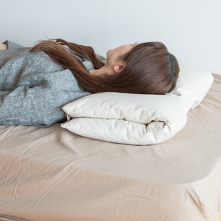頭を安定させて眠ることができます