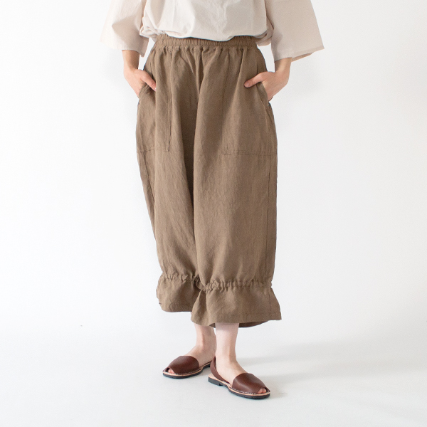 絞って穿いたところ(身長:162cm・OLIVE) 絞って穿いたところ(身長:162cm・OLIVE)