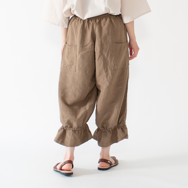 絞って穿いたところ(身長:162cm・OLIVE) 絞って穿いたところ(身長:162cm・OLIVE)