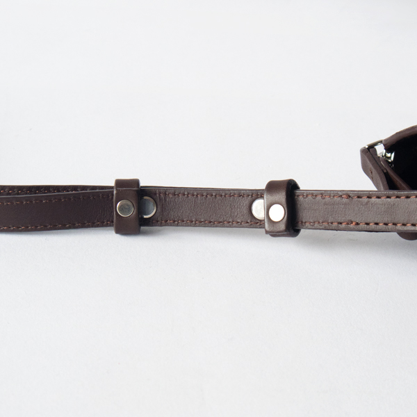 ショルダーは長さ調節が可能です(DARK BROWN) ※BLACKとショルダーの仕様が異なります。