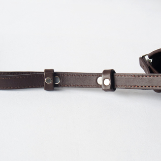 ショルダーは長さ調節が可能です(DARK BROWN) ※BLACKとショルダーの仕様が異なります。 ショルダーは長さ調節が可能です(DARK BROWN) ※BLACKとショルダーの仕様が異なります。