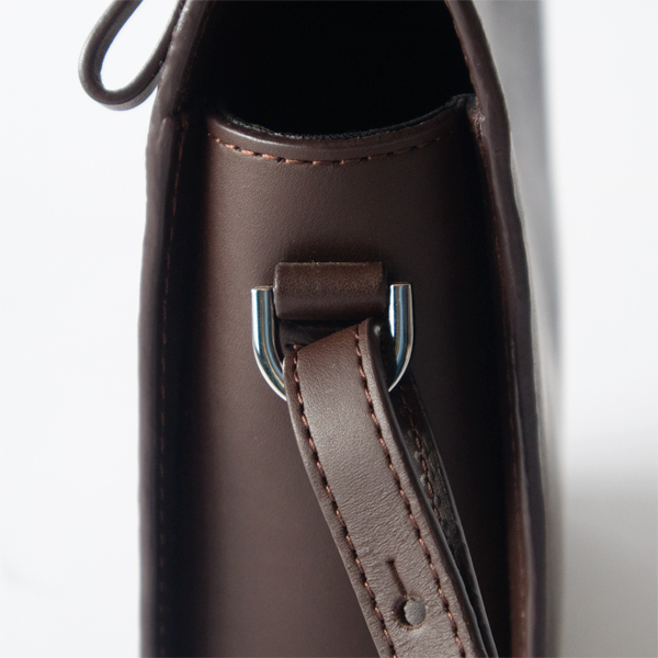 DARK BROWN※ショルダーストラップの取り外しが可能です。