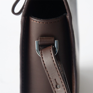 DARK BROWN※ショルダーストラップの取り外しが可能です。 DARK BROWN※ショルダーストラップの取り外しが可能です。