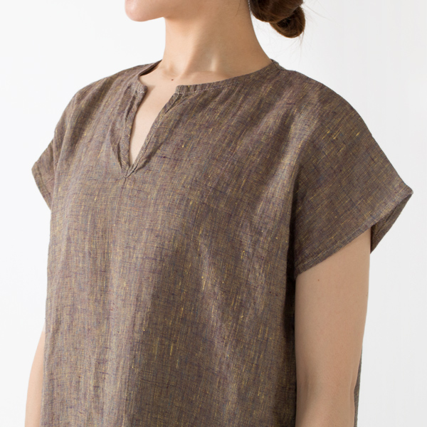 程よくあいたキーネックの首まわり 程よくあいたキーネックの首まわり