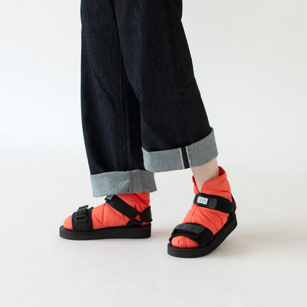 サンダルやシューズとの重ね履きできます(ORANGE・身長162cm)