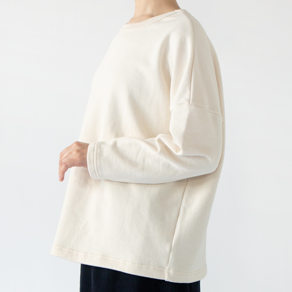 身幅広めのドロップショルダー(KINARI)