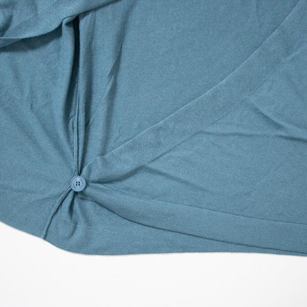 片方のボタンは右内側の紐に通します(MID BLUE)