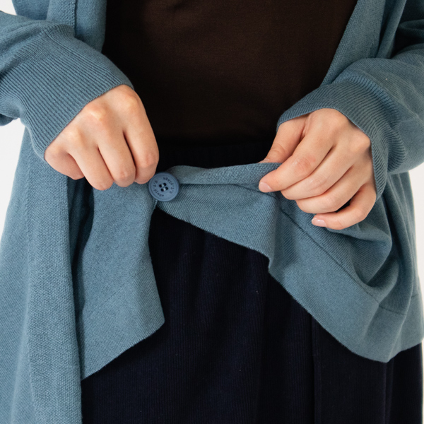 片方のボタンは右内側の紐に通します(MID BLUE)