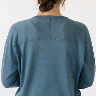 背中の接ぎが程よいアクセントに(MID BLUE・身長162cm) 背中の接ぎが程よいアクセントに(MID BLUE・身長162cm)
