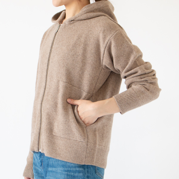 両サイドにポケット付き(BEIGE・身長162cm) 両サイドにポケット付き(BEIGE・身長162cm)