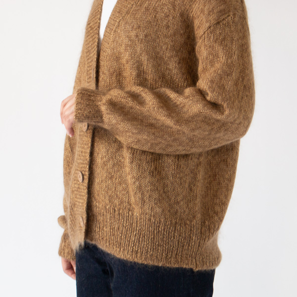 少し長めの着丈で、腰周りをしっかりと温めてくれます(CAMEL・身長162cm)