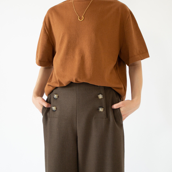 アクセサリーとのコーディネートも楽しい（サイズ1・身長162cm）
