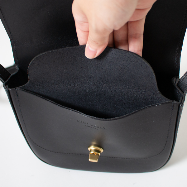 内側には小さなポケット付き（BLACK）