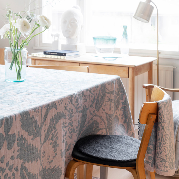 お部屋を明るく彩ります(ROSE PETROLEUM)