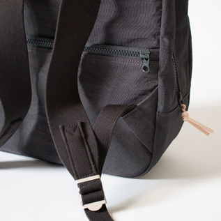 背中側にポケット付き(DARK GREY) 背中側にポケット付き(DARK GREY)