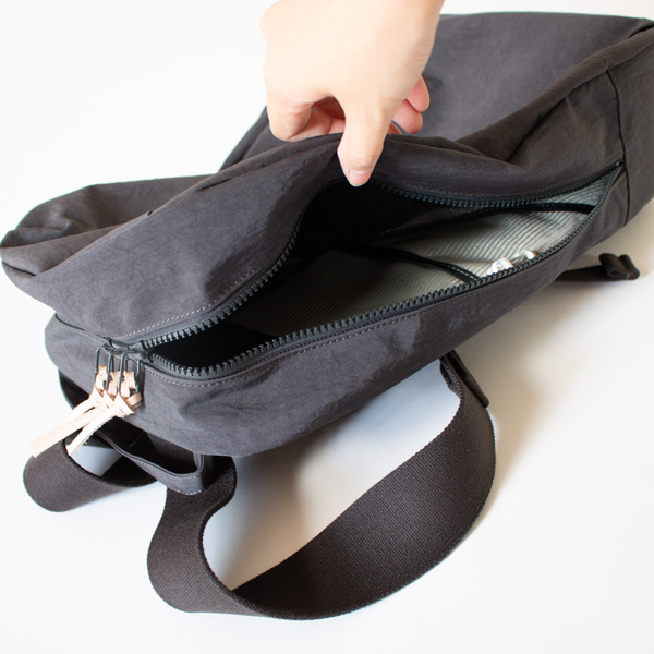 ファスナーが4つついて、側面からも開けられる仕様(DARK GREY)