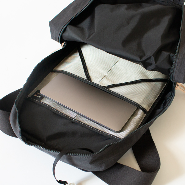 PCなどが入る大きめのポケット(DARK GREY)
