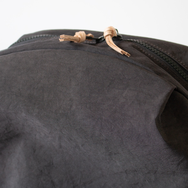 ヌメ革のついた開けやすいファスナー(DARK GREY)