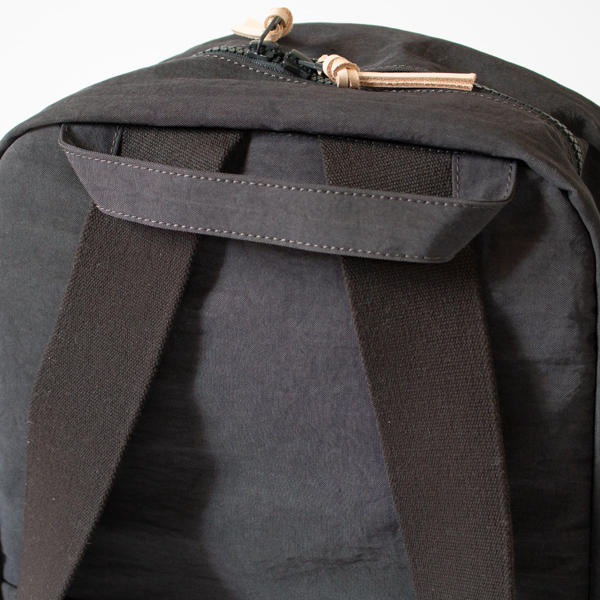シボ感のある独特な素材(DARK GREY)