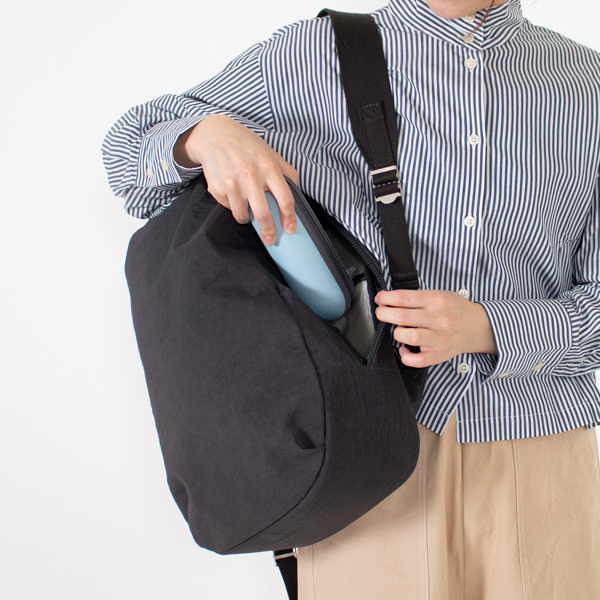 背負ったまま開けやすい(DARK GREY)