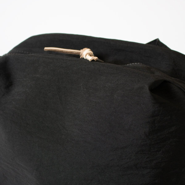ヌメ革のついた開けやすいファスナー(BLACK)