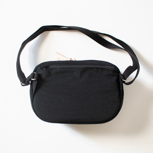 NLZYU KANO ニジュウカノウ　ボディバッグS　ダークグレー　ショルダー FUKUI SIWAナイロンボディバッグ S／NIZYU KANO（ニジュウカノウ