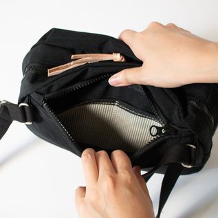 FUKUI SIWAナイロンボディバッグ S／NIZYU KANO（ニジュウカノウ