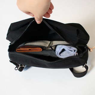 FUKUI SIWAナイロンボディバッグ S／NIZYU KANO（ニジュウカノウ