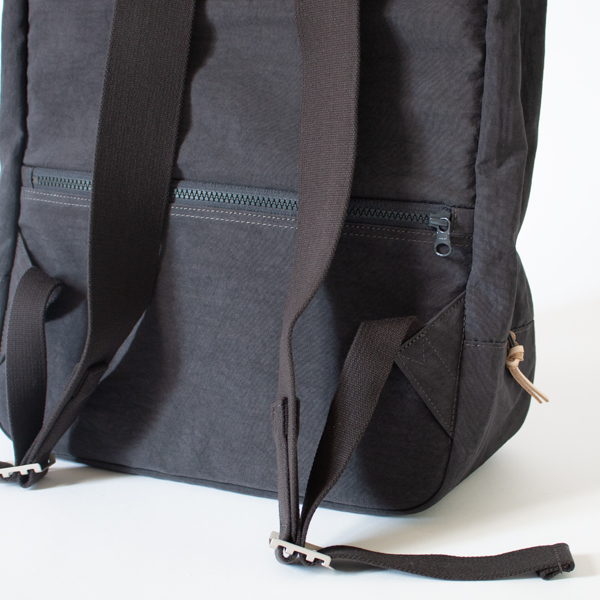 背中側にもポケットがついています(DARK GREY)