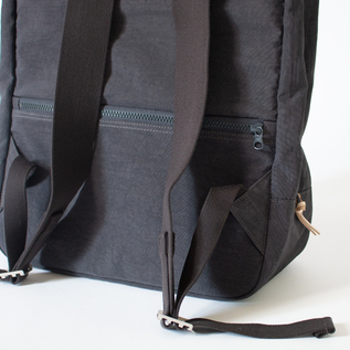 背中側にもポケットがついています(DARK GREY) 背中側にもポケットがついています(DARK GREY)