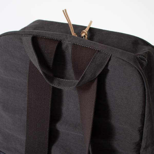 シボ感のある独特な素材(DARK GREY)