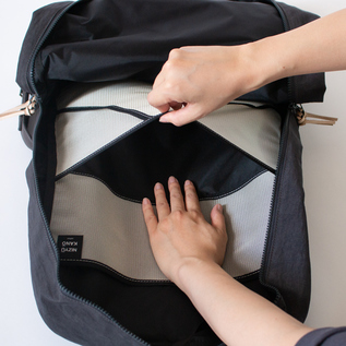 PCなども入る大きいポケット(DARK GREY) PCなども入る大きいポケット(DARK GREY)