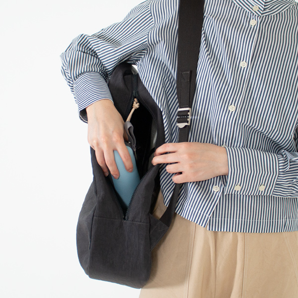 背負ったままで開け閉め可能(DARK GREY)